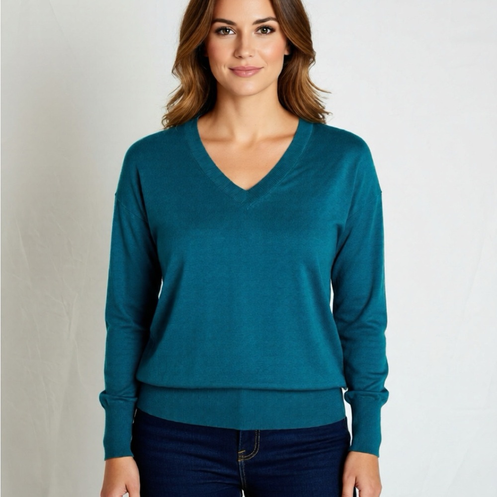 Splendid Teal V-Neck Women's Sweater Size Med.  Great for the fall weather!!